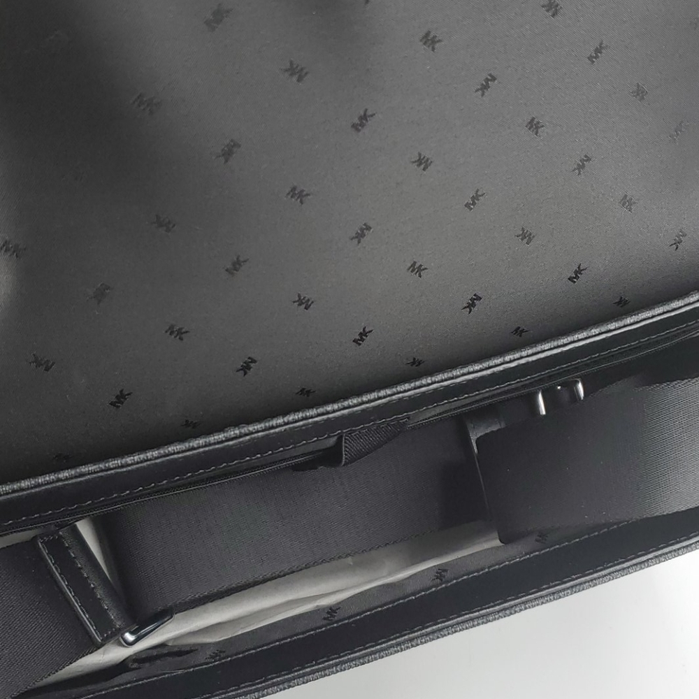 🆕️ Michael Kors Cooper Messenger Laptop Crossover - Picture 6 of 6